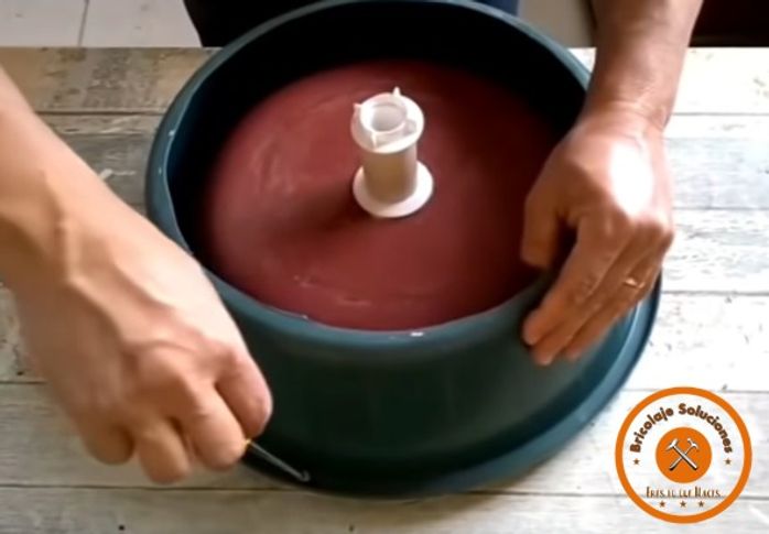 cómo-hacer-un-lavabo-de-cemento-atornillando-el-recipiente-plástico-boca-abajo