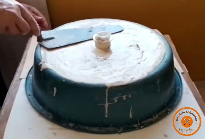 cómo-hacer-un-lavabo-de-cemento-moderno-emparejando-la-mezcla-y-sacando-las-burbujas-de-aire