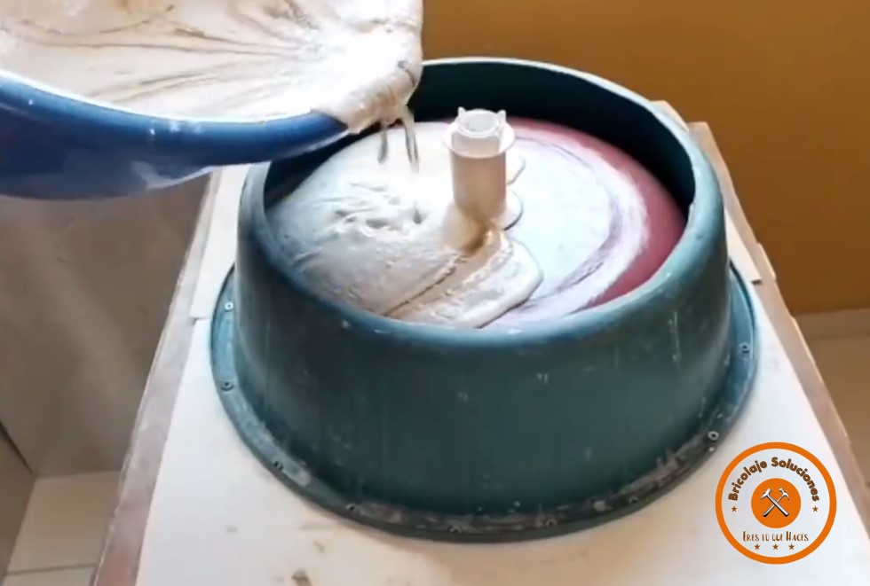 cómo-hacer-un-lavabo-de-cemento-moderno-vaciando-la-mezcla