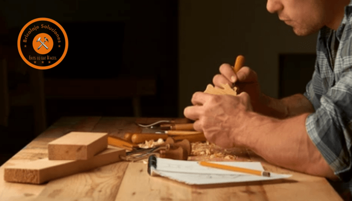 Cualidades-de-la-madera-para-fabricar-juguetes-en-manos-de-un-artesano-tallando